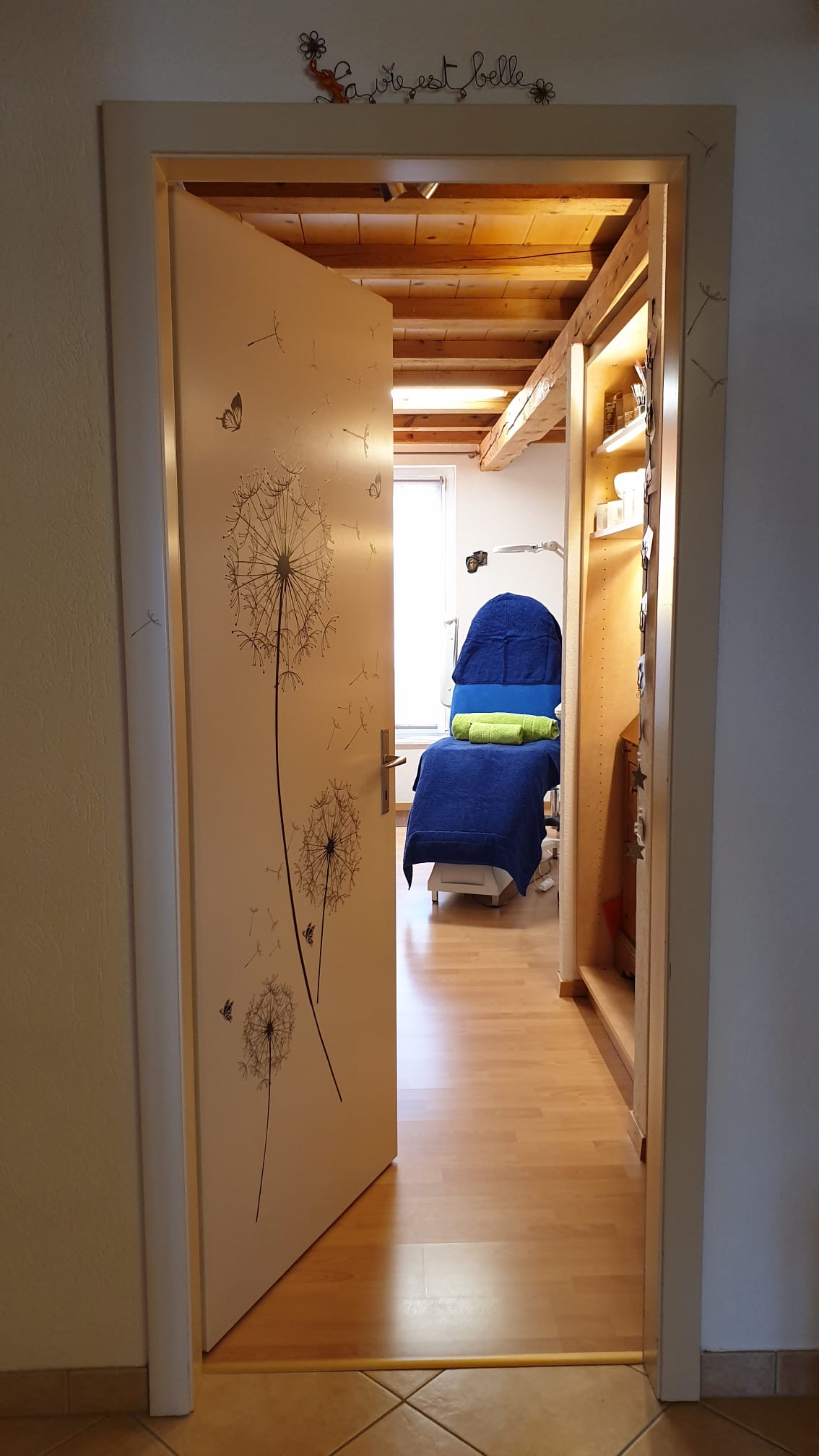 Entrée de l'institut pour un soin beauté