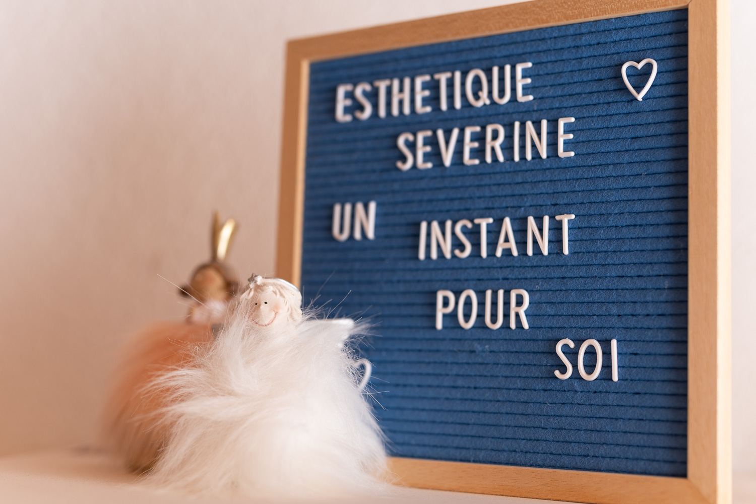 Petit panneau publicitaire chez Esthétique Séverine à Vuarrens