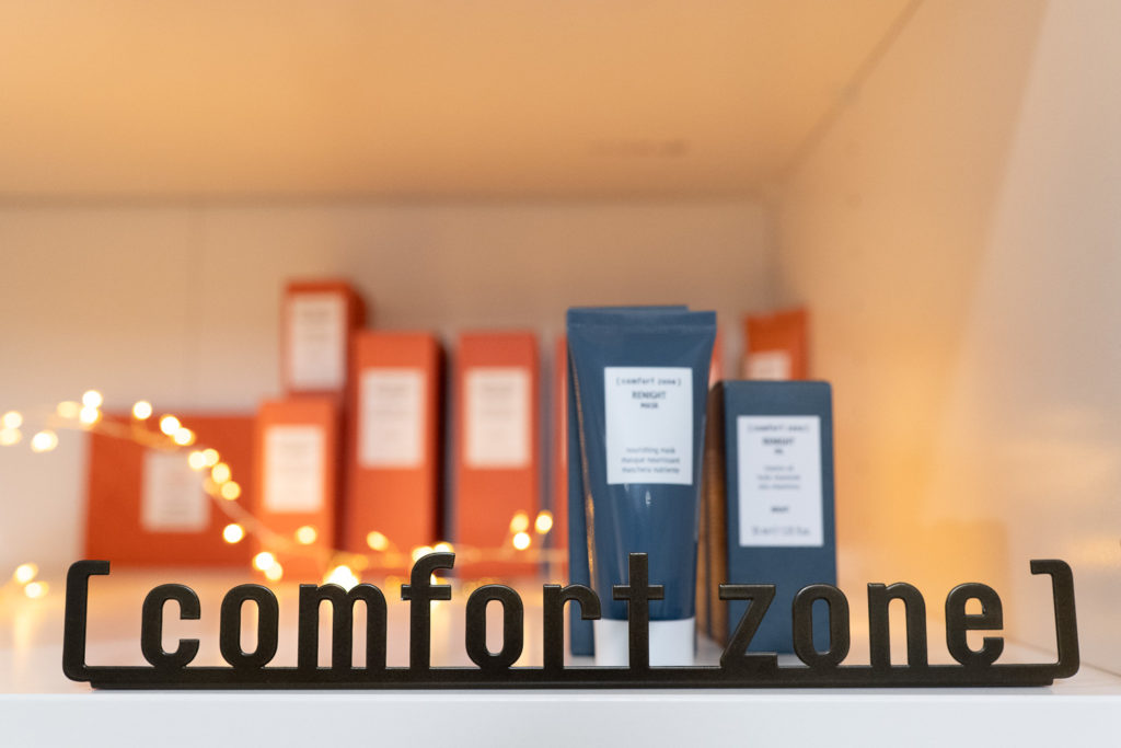 Des produits de la marque Comfort Zone sont mis en valeur dans l'armoire de Esthétique Séverine